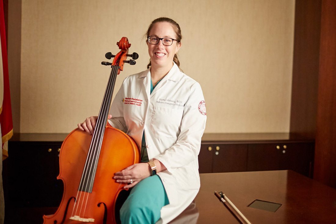 Portrait of Dr. Yaffa Vitberg with her cello