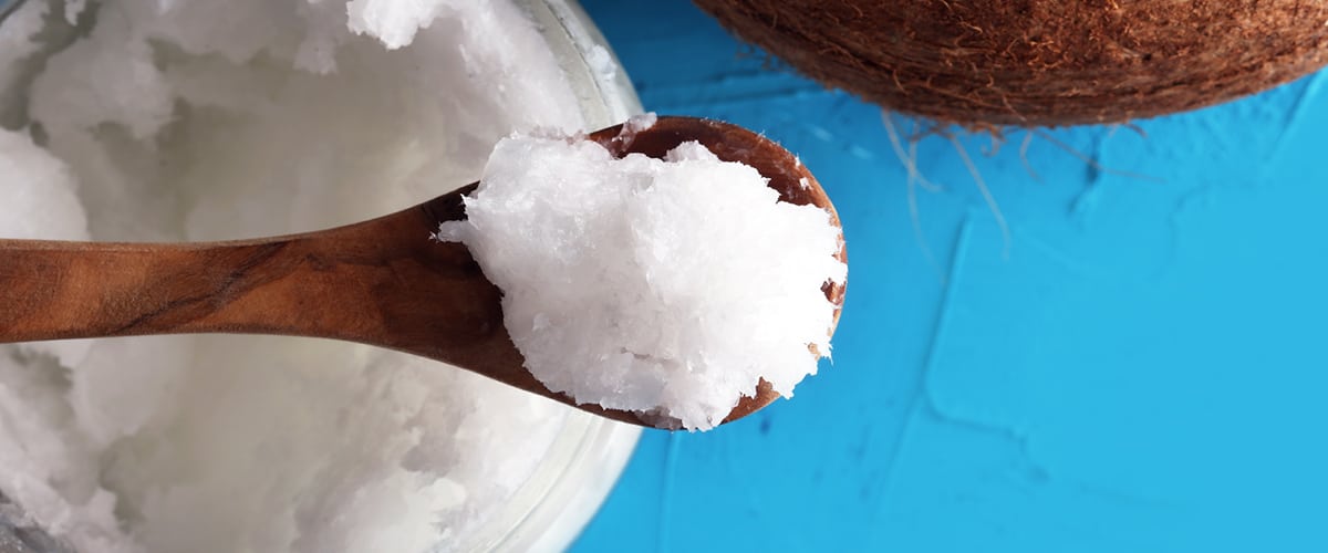 A measuring spoon of coconut oil