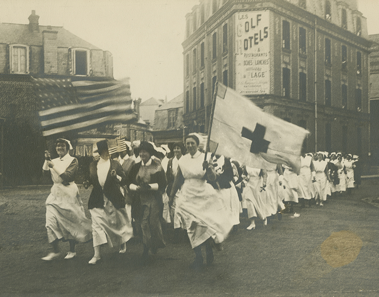 1918 photograph of a parade of Base Hospital No. 2 nurses escorting Anna Maxwell.