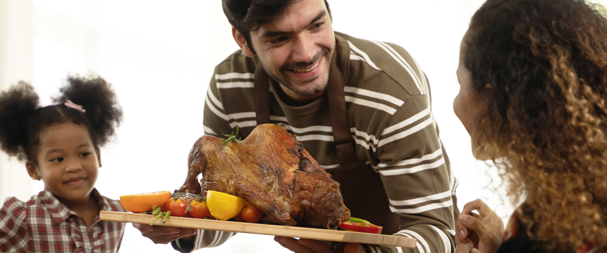 family celebrates thanksgiving during COVID-19 pandemic