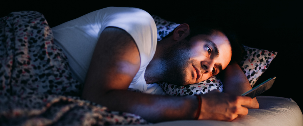 man suffering from coronasomnia